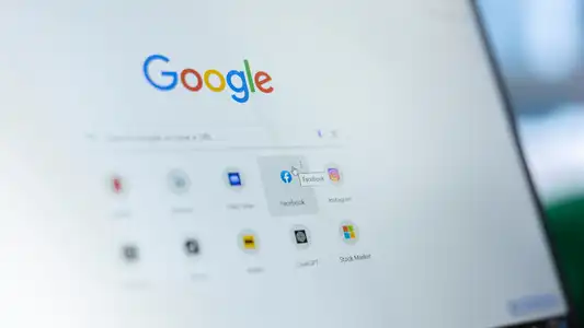 Google Ads verbrennt Geld? 5 Fehler, warum deine Kampagnen teuer sind (und wie der Quality Score hilft)