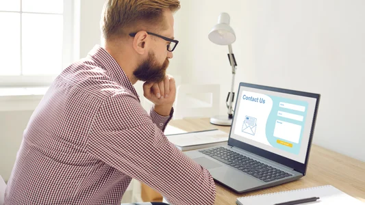 Multi-Step-Forms: Warum dein Kontaktformular dein Conversion-Killer ist