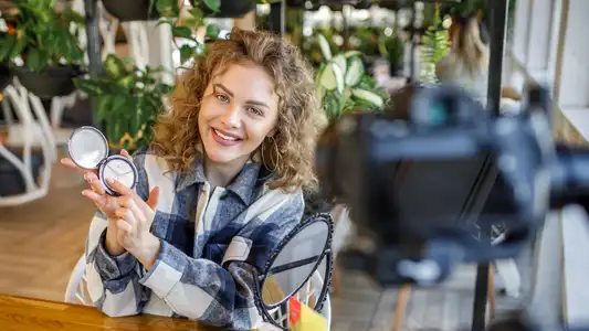 Vertrauen statt Hochglanz: Warum User Generated Content (UGC) in Werbeanzeigen besser performt als teure Imagefilme