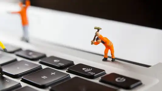 Launch ist erst der Anfang: Warum eine Website ohne Wartung zur tickenden Zeitbombe wird